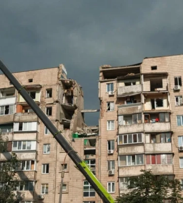В Дарницком районе Киева завершили спасательные работы в доме после российского удара