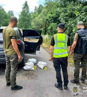 На Рокитнівщині поліцейські вилучили понад 20 кілограмів бурштину