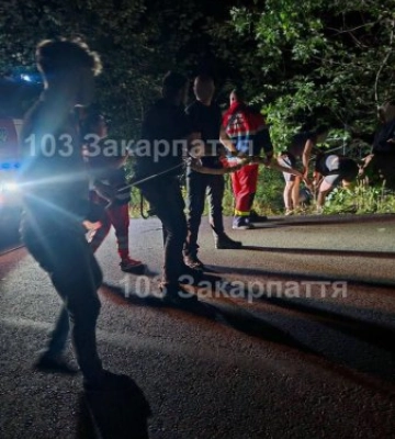 Політ у безодню на Закарпатті: чоловік дивом вижив після падіння з 25-метрової висоти в річку (ФОТО)