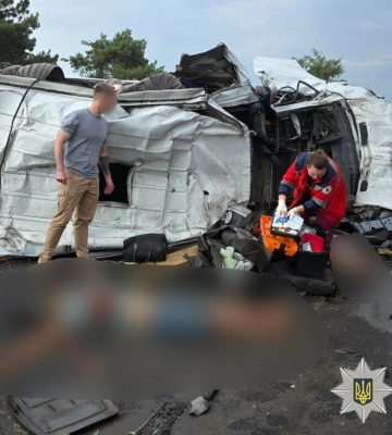Дев'ятеро загиблих: маршрутний Mercedes перекинувся та вилетів під вантажівку на трасі Одеса — Миколаїв