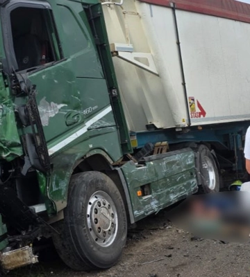 Дев'ятеро загиблих: маршрутний Mercedes перекинувся та вилетів під вантажівку на трасі Одеса — Миколаїв