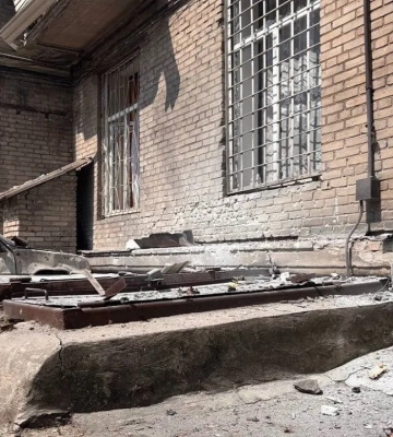 Взрывы в Запорожье: повреждено здание ОВА, ранена женщина