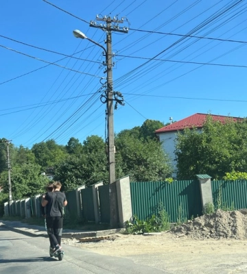 Ці хлопці ще не знають, що у Львові змінюють правила користування прокатними електросамокатами