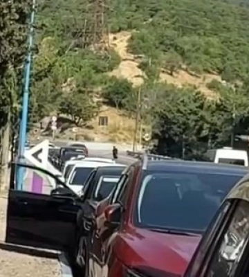 Росіянка показала кілометрову чергу за бензином у Ялті: окупанти сплять в автівках під палючим сонцем, щоб купити пальне. ВIДЕО
