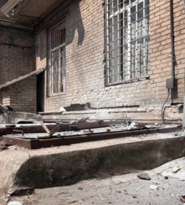 У Запоріжжі через ворожу атаку пошкоджений фасад ОВА, постраждала жінка