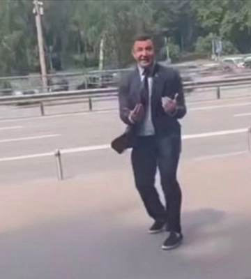 У Києві ветеран “Азовсталі” закидав помідорами нардепа Тищенка біля будівлі суду (ВІДЕО)