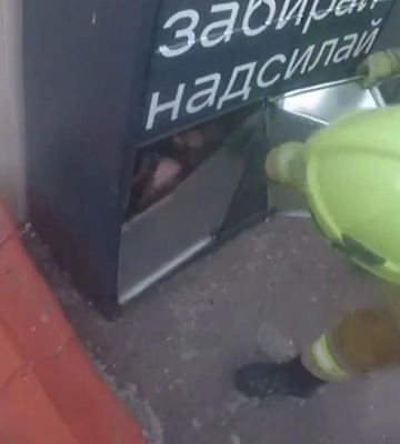 У Рівному рятувальники визволили дівчину, яка опинилася зачиненою в поштоматі (ВІДЕО)