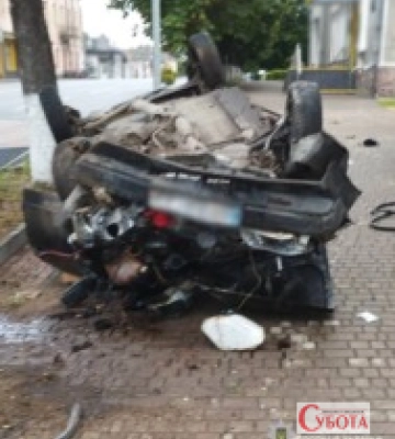В Овручі 18-річний водій ВАЗ врізався в огорожу: двоє пасажирів травмовані