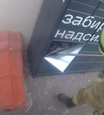 Курйоз у Рівному: дівчина випадково опинилася зачиненою в поштоматі (ВІДЕО)