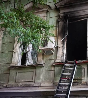 У центрі Одеси спалахнула комунальна квартира: рятувальники не дали вогню поширитися, - ФОТО