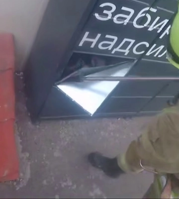 Спасатели взломали почтомат в Ровно, чтобы достать оттуда девушку (видео)