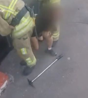 У Рівному дівчина застрягла в поштоматі. Відео