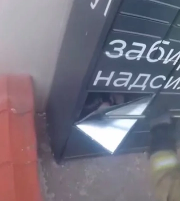 У Рівному 15-річна дівчина застрягла в комірці поштомату — на виклик поїхали рятувальники