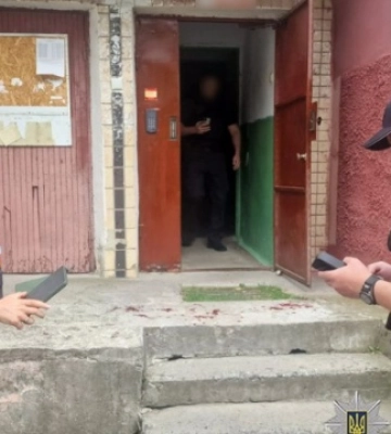 У Хмельницькому поліцейський отримав поранення під час перевірки документів - нападника затримали