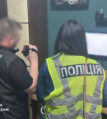 В Киеве адвокат и помощник судьи за 3 500 долларов обещали «решить» наследственное дело