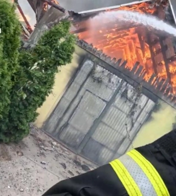 На Рівненщині під час пожежі господарських будівель постраждав чоловік (ВІДЕО)