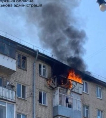 Ворожий дрон влучив у багатоповерхівку в Запоріжжі: спалахнула пожежа (ФОТО)