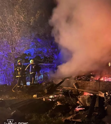 У Рахові вогнеборці ліквідували пожежу в дачному будинку та надвірній споруді