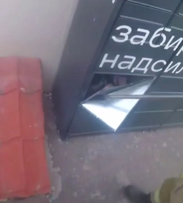 В Ровно 15-летнюю девушку вытащили из почтового автомата - она застряла внутри. ВИДЕО