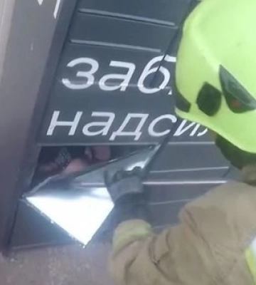 Спасатели освободили 15-летнюю девушку, которая была заперта в ячейке почтового автомата в Ровно