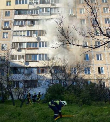 У Рівному патрульні оперативно ліквідували займання балкону в багатоповерхівці (ВІДЕО)