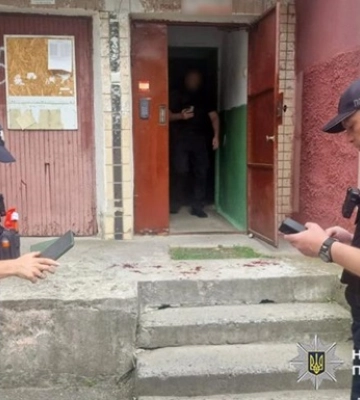 В Хмельницком мужчина ранил полицейского во время проверки документов