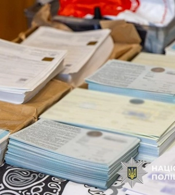 Пів тисячі фальшивок за день: у Києві накрили підпільну "поліграфію" меддовідок для ухилянтів. ФОТОрепортаж