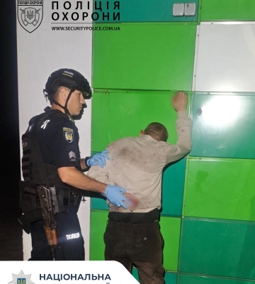 Крім дверей, ніхто не постраждав: у Черкасах затримали чоловіка за дрібне хуліганство (ФОТО)