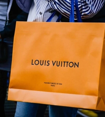 Адвокат пакетом бренду Louis Vuitton побив киянку. Що вирішив суд