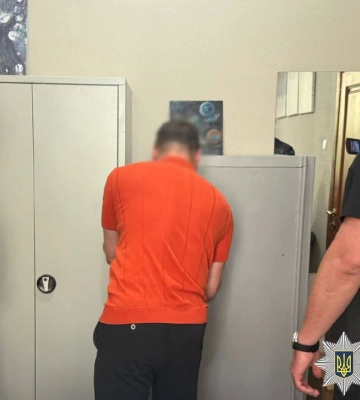 Поліція Києва викрила адвоката та помічника судді, які за хабар обіцяли вплинути на рішення у цивільній справі