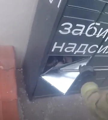 В Ровно 15-летняя девушка застряла в почтомате Новой почты — освобождали спасатели ГСЧС