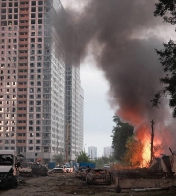 Через нічну атаку РФ у Києві постраждали дві людини, виникла пожежа на складі – влада
