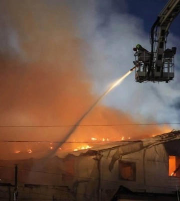 Двоє людей постраждали внаслідок нічного удару балістикою по Києві, - ДСНС. ФОТО