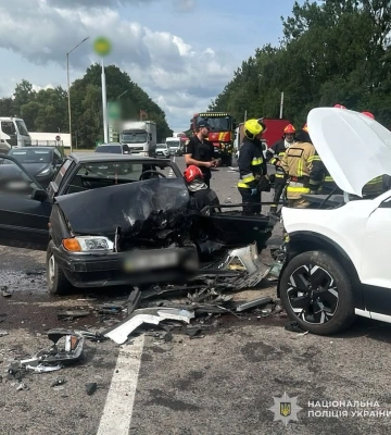 Троє людей постраждали внаслідок потрійної ДТП у селі на Львівщині. ФОТО