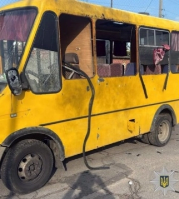 У Херсоні військові РФ вдарили дроном по маршрутці: є загибла та поранені