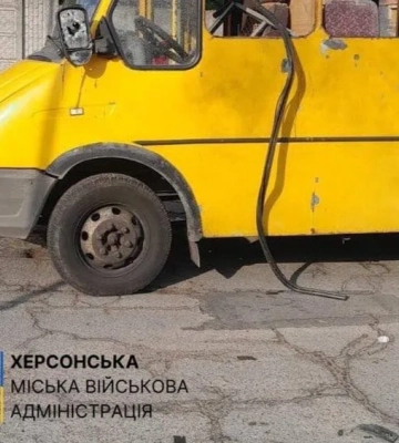 У Херсоні російський дрон атакував маршрутку, є загибла і поранені