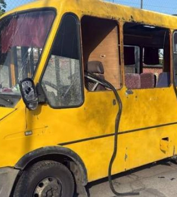 В Херсоне россияне атаковали автобус с помощью дрона: погибла женщина, семеро человек ранены