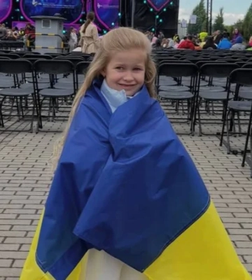 6-річна львівʼянка в укритті заспівала «Києве мій» і зворушила мережу — відео
