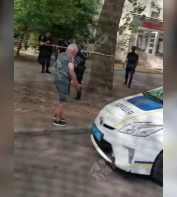 В Одессе мужчина взял двух заложников в парикмахерской: район оцепила полиция
