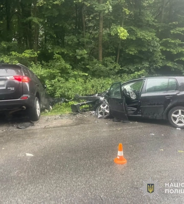 На трасі Львів – Івано-Франківськ зіткнулися Toyota та Volkswagen: обох водіїв госпіталізували, - ФОТО