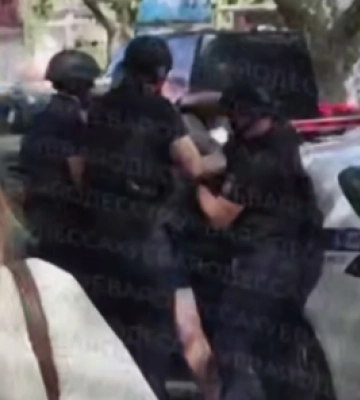 В Одессе мужчина заперся в парикмахерской с людьми: на место вызвали спецназовцев
