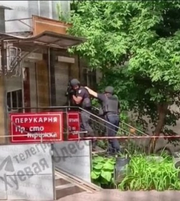 Неизвестный захватил двух заложников в парикмахерской на улице Филатова в Одессе