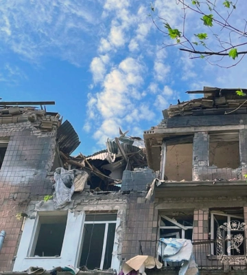 Взрывы в Харькове: ракета попала в жилой дом, есть погибшие, дети среди раненых