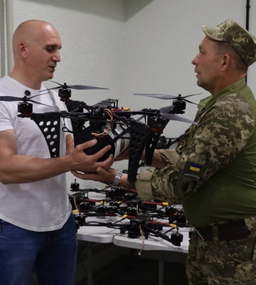 Бойові «пташки» для ЗСУ: від громади міста військовим передали партію дронів
