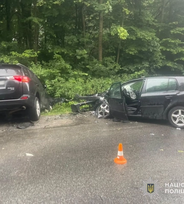 На Львівщині зіткнулися два автомобілі: водії потрапили до лікарні