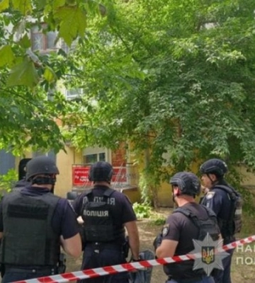 В Одесі поліцейські затримали чоловіка, який зачинився в перукарні з людьми, його передадуть медикам
