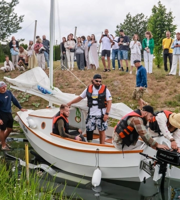 У Львові ветерани спустили на воду яхту, яку створили під час реабілітації в UNBROKEN