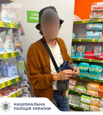 Спочатку ковбасу, потім - шампунь: у Рівному затримали чоловіка, який за годину двічі намагався обікрасти магазини