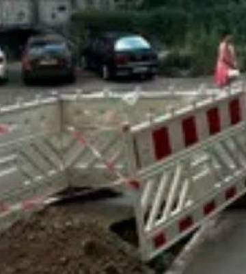 Дорога провалилася просто на очах: у Дніпрі виявили небезпечну яму біля житлового будинку