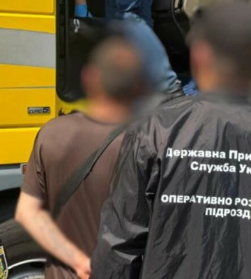 На Одещині у вантажівці виявили 10 чоловіків, замаскованих під меблями